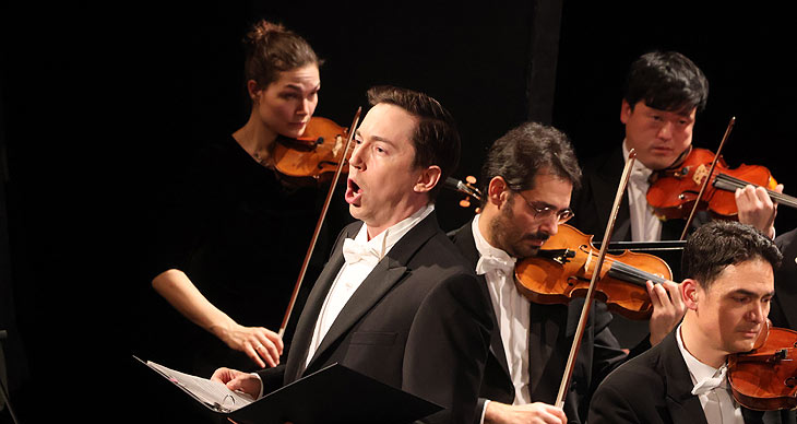 Tenor Jonas Hacker - Auftritt beim 28. BMW Advents- Benefizkonzertim Cuvilliétheater am 6.12.2023 (©Foto: Martin Schmitz)
